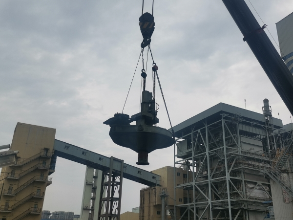 091752019746159231.jpg 舊設備吊出.jpg