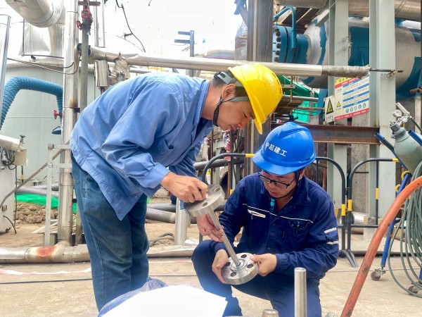 101752104959700050.jpg 換熱器檢修工作負責(zé)技術(shù)員劉小龍全程指導(dǎo).jpg