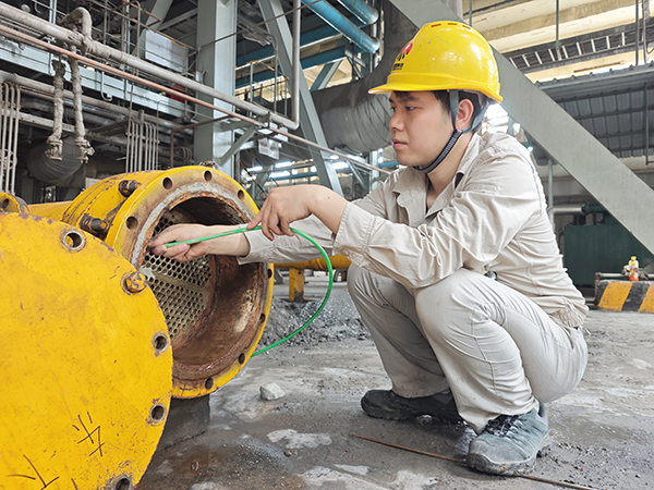 101752115200185566.jpg 7月6日,動力車間三期現場,李云飛正在清理油冷器.jpg
