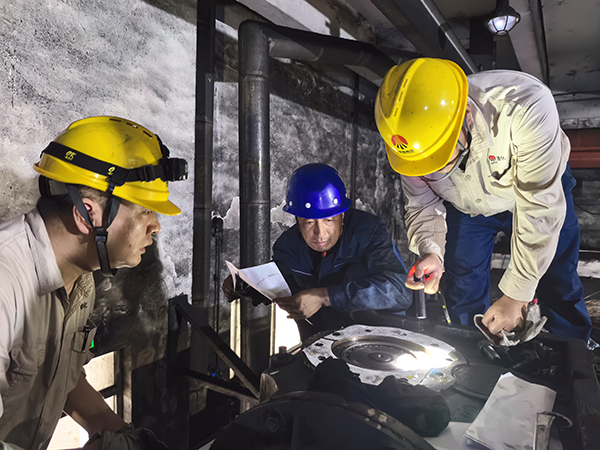 111752215724176871.jpg 技術員林佳峰、贠文軍于檢修人員討論6#帶葉輪給煤機內部件維修事宜①.jpg