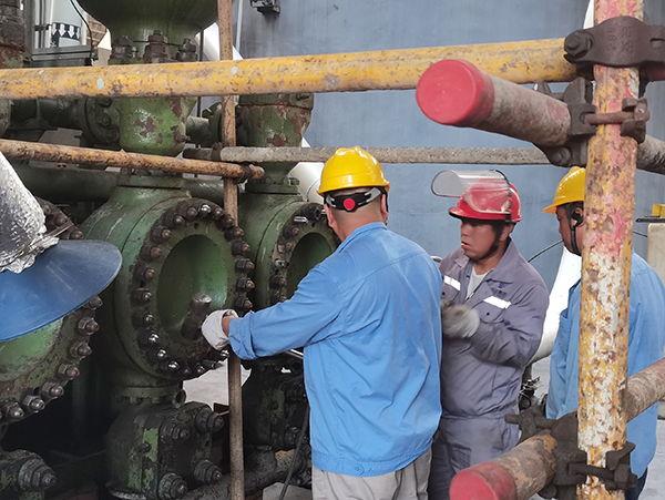 111752217102127197.jpg 7月10日,修造人員正在對(duì)發(fā)現(xiàn)的松動(dòng)螺栓進(jìn)行更換.jpg