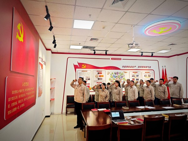 241753339338451675.jpg 7月17日下午,乙二醇車間黨支部開展”同過政治生日 永葆黨員本色“主題黨日活動,黨員們重溫入黨誓詞.jpg