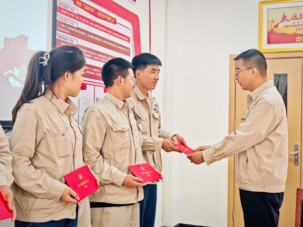 241753339349644762.jpg 7月17日下午,乙二醇車間黨支部開展”通過政治生日 永葆黨員本色“主題黨日活動,支部書記楊磊為過”政治生日“黨員贈送賀卡.jpg