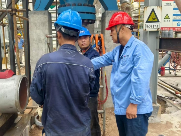 011754013861164663.jpg 檢修現場,李風明進行防暑降溫安全叮囑.jpg