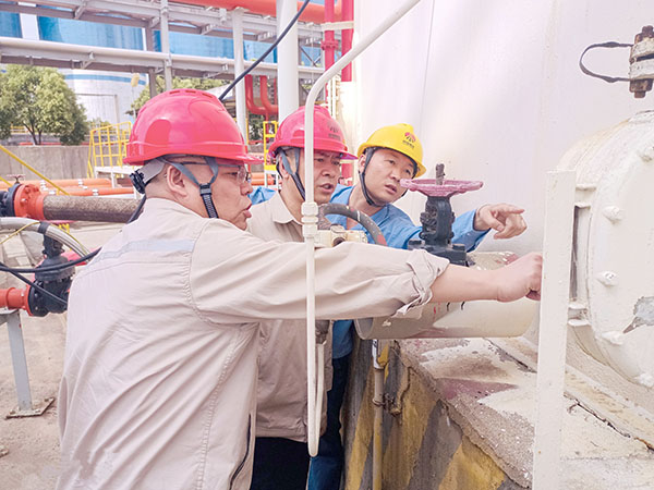 011754016915196695.jpg 7月30日下午,公司副總工程師、生產(chǎn)部安全風(fēng)險(xiǎn)排查工作-圖為630罐區(qū).jpg