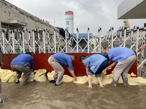 041754291655126678.jpg 保衛科搬運防汛沙袋.jpg
