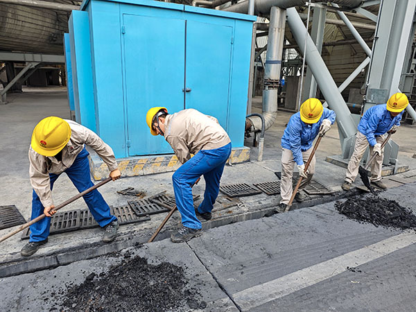 081754636199145948.jpg 8月8日早上,動(dòng)力車間黨員團(tuán)員一同疏通現(xiàn)場(chǎng)地溝淤泥.jpg