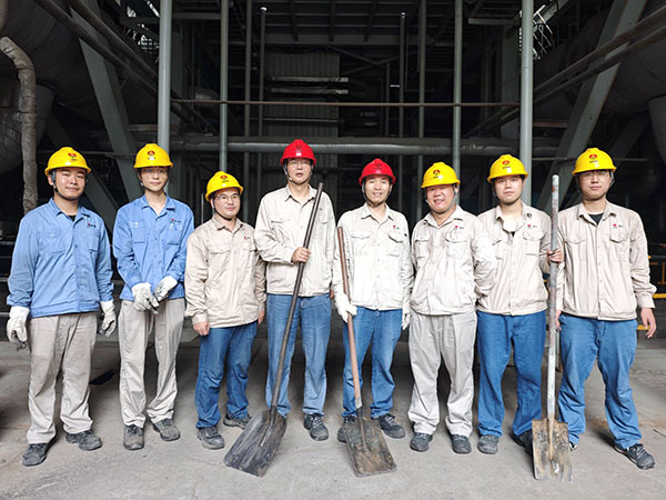 081754636215543134.jpg 8月8日早上,動(dòng)力車間組織黨員、團(tuán)員清理地溝淤泥后,在鍋爐前合影 600.jpg