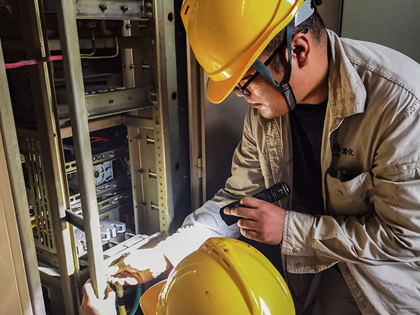 231755879163202725.jpg 8月20日,電氣人員正在排查故障.jpg