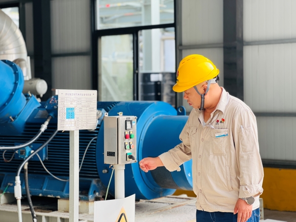 261756202216211364.jpg 圖1:2025年8月中修,黨員雷建平在現(xiàn)場發(fā)揮安全監(jiān)督員責(zé)任,檢查報警器設(shè)備.jpg