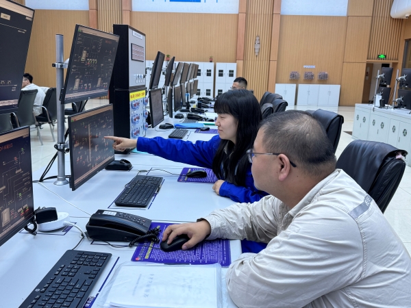 291756428913138045.jpg 成璠在中控進行監盤.jpg