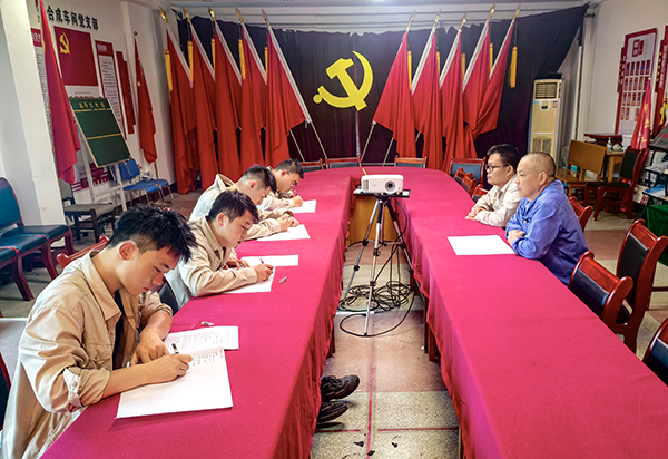 291756453555237874.jpg 8月29日,合成車間對新來員工進行轉正考試2.jpg