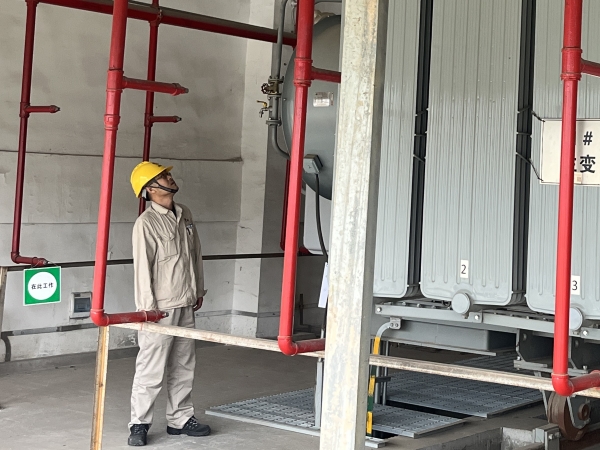 301756521728829420.jpg 運行工段長馮向陽正在現(xiàn)場檢查現(xiàn)場工作工況.jpg