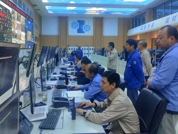 031756871870352408.jpg 9月2日,3號(hào)氣化爐投料中控室照片.jpg