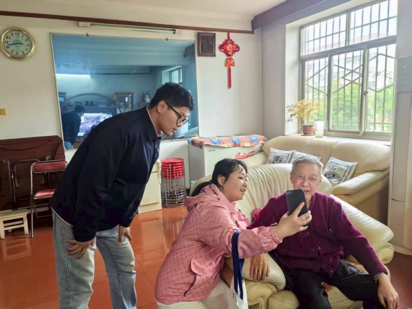 10月10日  人力資源部組織開展線下年檢專項服務.jpg