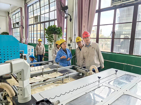 271761534221158697.jpg 黨支部書記帶隊的小組對生產流程細致排查 600.jpg