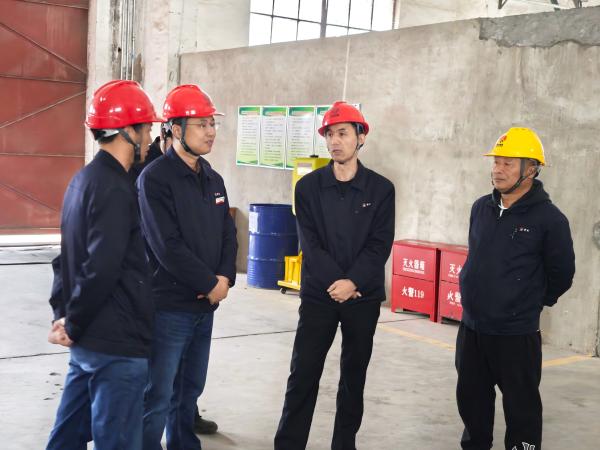 051762353409192199.jpg 11月5日,公司領(lǐng)導(dǎo)任黨宏深入庫房檢查 (2)(1).jpg