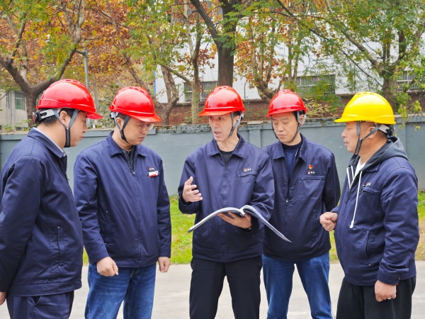 051762353421433578.jpg 11月5日,公司領(lǐng)導(dǎo)任黨宏深入庫房檢查 (1)(1) 600.jpg