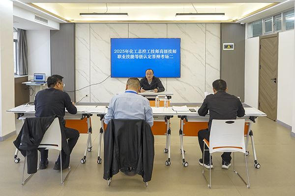 071762501498117957.jpg 論文答辯現(xiàn)場(chǎng) 600.jpg