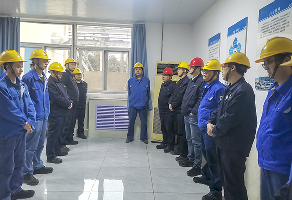 071762506564465199.jpg 班前會(huì)車間安全員對(duì)班組進(jìn)行隨機(jī)消氣防知識(shí)提問(wèn).jpg
