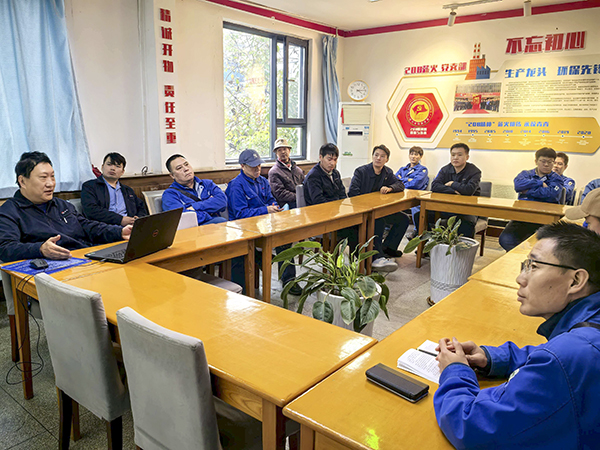 071762506578194343.jpg 車間安全月對(duì)班組進(jìn)行消、氣防知識(shí)培訓(xùn).jpg