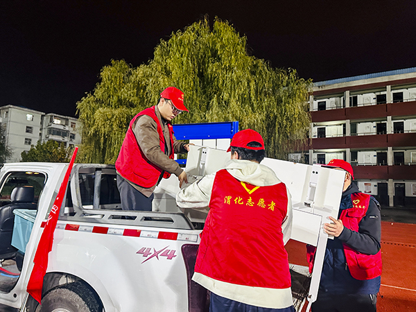 101762736925152821.jpg 2025年11月8日渭化集團“安康杯”足球賽決賽-搬運物資.jpg