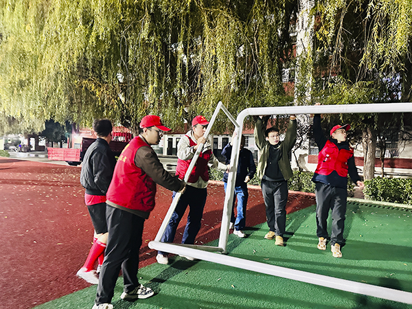 101762736938305555.jpg 2025年11月8日渭化集團“安康杯”足球賽決賽-搬運器材.jpg