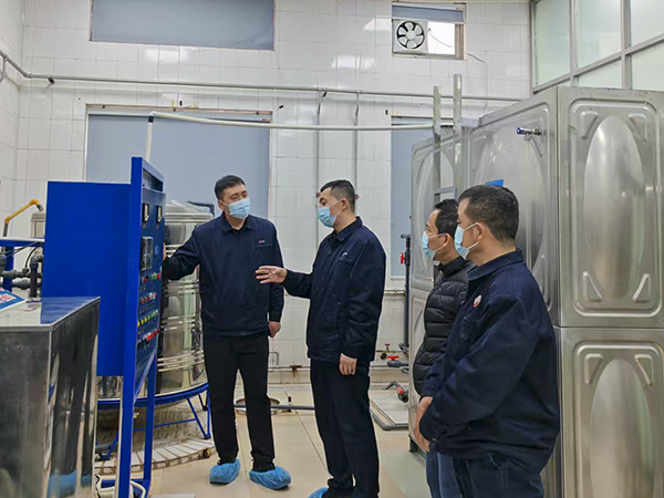 121762939611975502.jpg 11月12日,趙強(qiáng)到純凈水廠視察工作.jpg