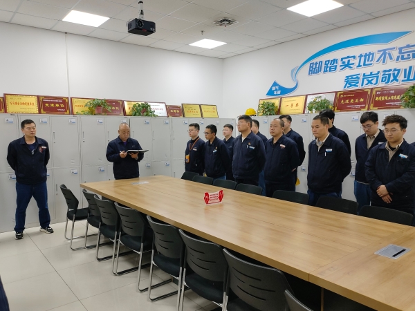 圖1 交接班會韓主任重點傳達防凍方案。.jpg