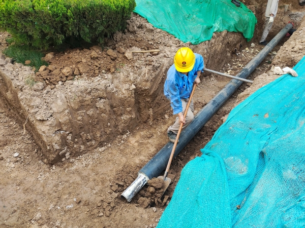 檢修人員修整坑道，利于管口對接 (1).jpg