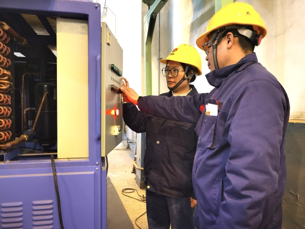 251764053253127787.jpg 技術人員對開關設備進行調試.jpg