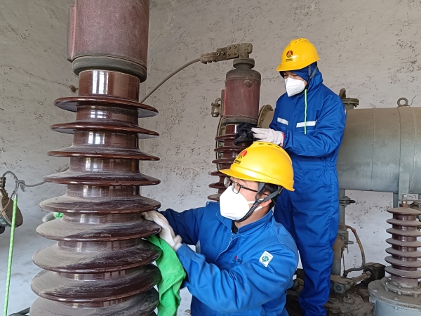 251764053262109504.jpg 工作班成員對變壓器整體清掃.jpg