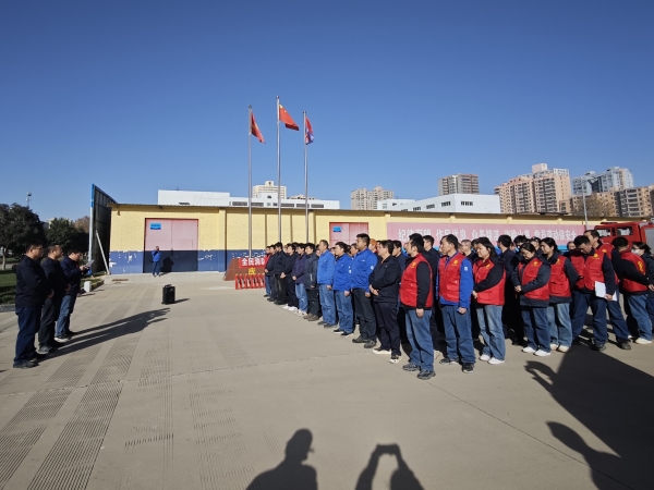 281764291989729075.jpg 11月27日下午,在公司領(lǐng)導(dǎo)和部門領(lǐng)導(dǎo)的共同牽頭組織下,100余名員工齊聚一堂,積極踴躍參與計(jì)控電儀部主辦的趣味消防闖關(guān).jpg