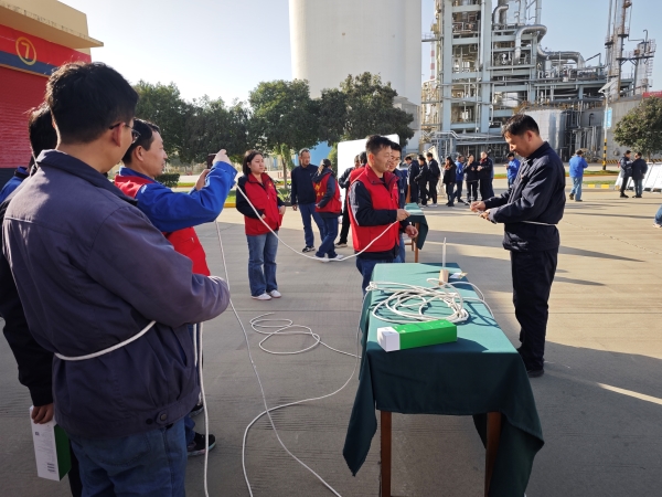 281764292007105478.jpg 11月27日,在計(jì)控電儀部副部長沈敬輝的帶領(lǐng)下,員工們積極參與逃生繩結(jié)“生死時(shí)速”活動.jpg
