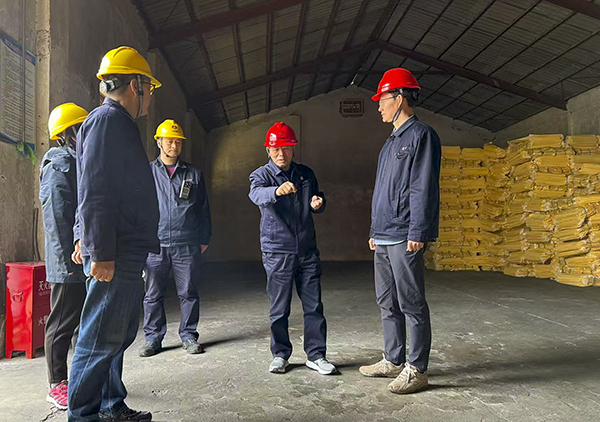 101765339405924615.jpg 12月9日上午,集團公司總工程師馬軍忙深入塑業公司,開展以重大火災隱患排查為核心的安全生產專項檢查。.jpg