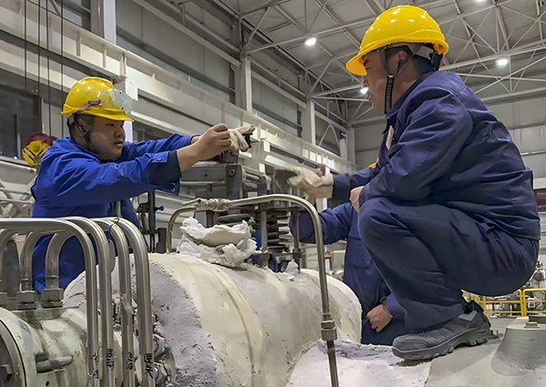 肖睿與車間技術員在調節閥處架設百分表  600.jpg