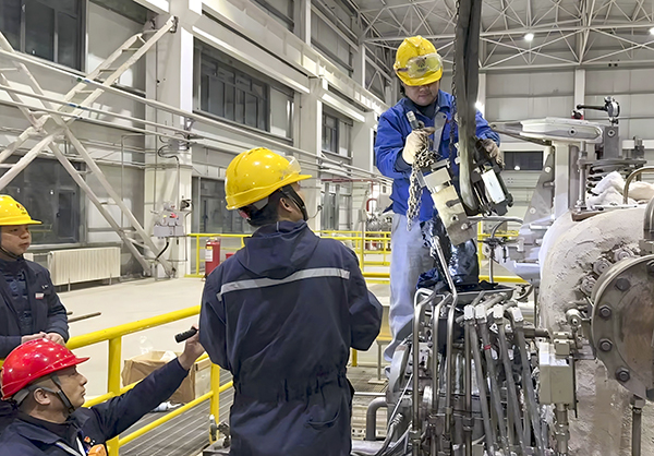 李旭東與肖睿吊裝舊油動機  600.jpg